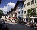 Bunte Häuserkulisse in Kitzbühel